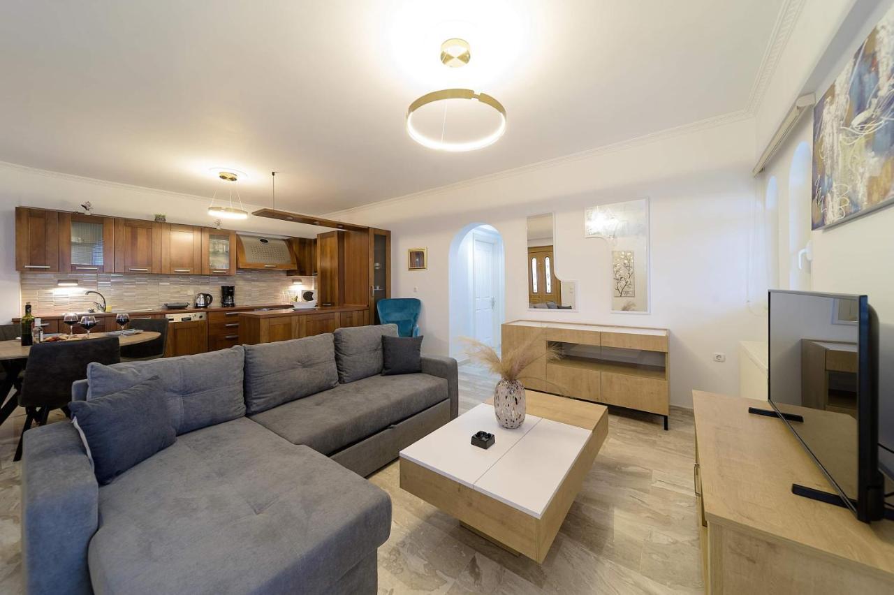 Spyros Perigiali Apartment *